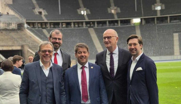 Bürgermeister Burkhard Exner u.a. mit Ministerpräsident Dietmar Woidke bei der Präsentation Bewerbung Berlin+ im Olympiastadion.