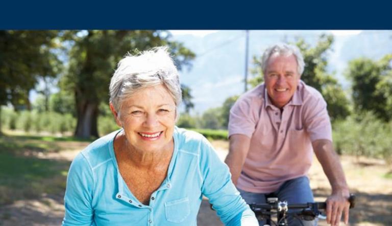 Eine Frau und ein Mann fahren Fahrad. Unter dem Bild steht: Seniorenplan der Landeshauptstadt Potsdam