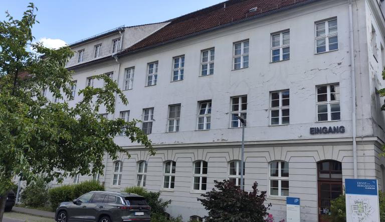 Haus P auf dem Campus des Klinikums Ernst-von-Bergmann Haus P auf dem Campus des Klinikums Ernst-von-Bergmann
