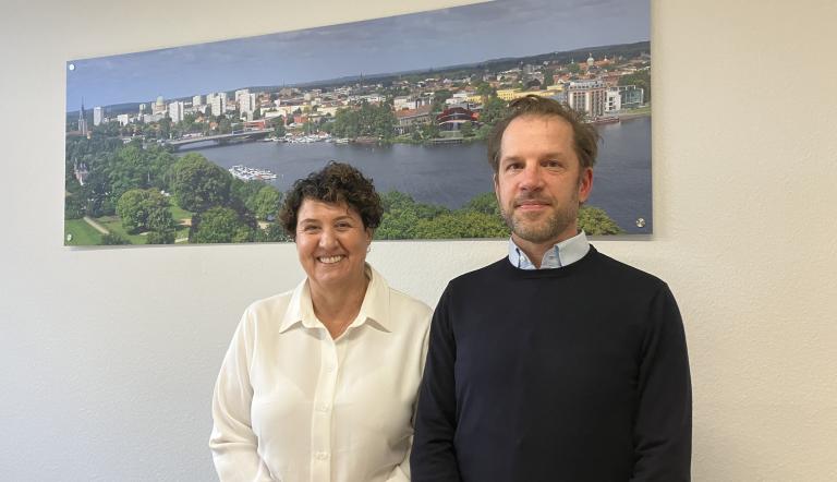 Brigitte Meier, Beigeordnete für Ordnung, Sicherheit, Gesundheit und Soziales, und Lars Andresen, Geschäftsführer des Jobcenter Potsdam