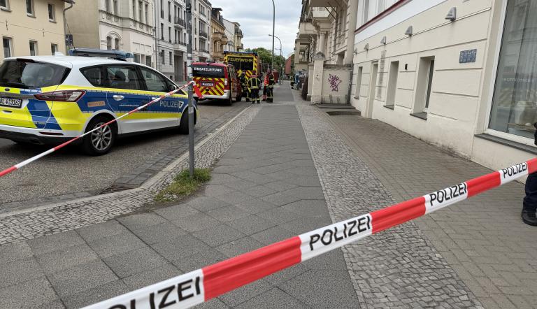 Die abgesperrte Geschwister-Scholl-Straße nach einem verdächtigen Fund.