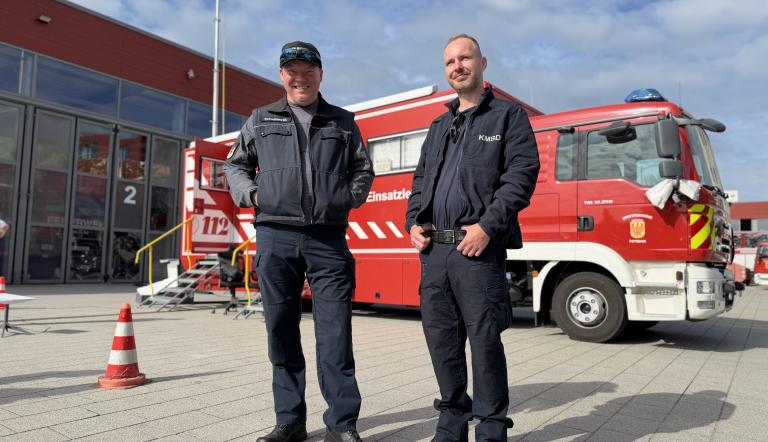 Sprengmeister Mike Schwitzke und sein Kollege Markus Kreuzer vom Kampfmittelbeseitigungsdienst bei der Bombenentschärfung am 16. Juni 2026