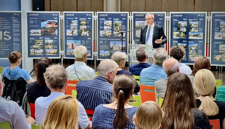 Bürgermeister Burkhard Exner eröffnet die Ausstellung "20 Jahre KIS" Bürgermeister Burkhard Exner eröffnet die Ausstellung "20 Jahre KIS"