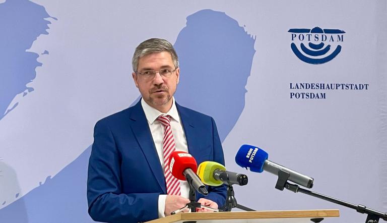 Oberbürgermeister Mike Schubert bei einer Pressekonferenz.