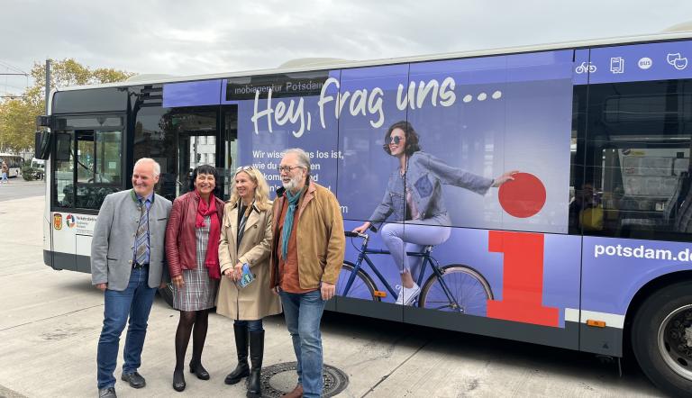 Bernd Rubelt, Dr. Sigrid Sommer, Bettina Biffi und Reimund Jennert vor dem Kampagnenbus zur "mobiagentur".