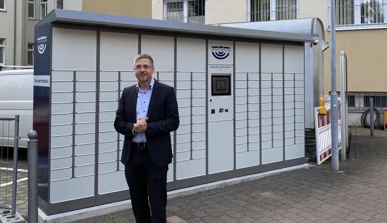 Oberbürgermeister Mike Schubert vor der neuen Dokumentenstation