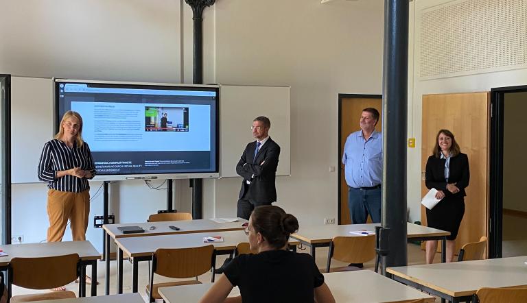 Schulleiterin Dörte Schubert, Oberbürgermeister Mike Schubert, Melitta Kühnlein, Bereichsleiterin IT-Strategie und –Gesamtsteuerung und Thomas Batzer vom Zweckverband Digitale Kommunen Brandenburg (DIKOM), stellen die neue Schultechnik vor.