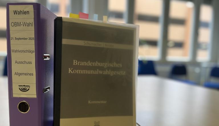 Ordner mit Unterlagen zur OBM-Wahl am 21.9.2025 und das Brandenburgisches Kommunalgesetz.