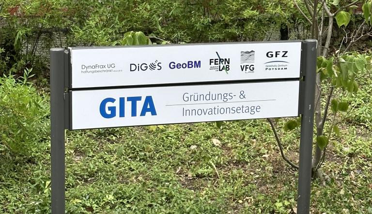 Eröffnung der GITA des GFZ Schild vor dem Haus der Gründungs- und Innovationsetage GITA mit den Logos der ansässigen Start-ups© Eike Herbst (Landeshauptstadt Potsdam)
