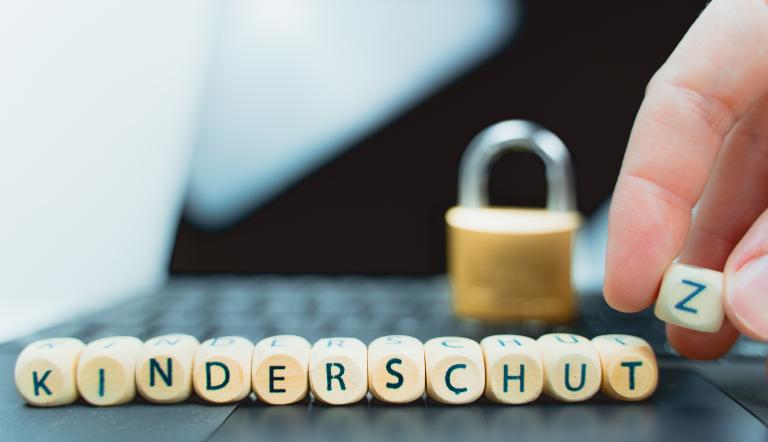Kinderschutz buchstabiert mit Scrabble-Steinen