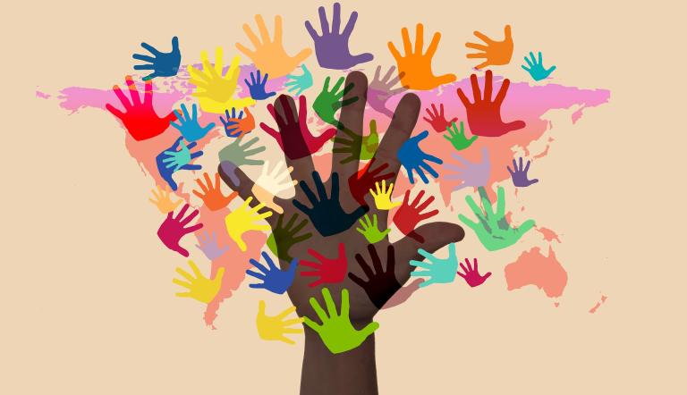 Mehrere farbige Hände bilden einen Baum.