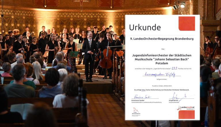 Das JSO der Städtischen Musikschule und seine Erfolgsurkunde Vor goldenem Kirchenhintergrund steht das Jugendsinphonieorchester der Städtischen Musikschule Potsdam. Die Zuschauerreihen sind gut gefüllt. Im rechten Vordergrund ist die Abbildung einer Urkunde eingefügt - das JSO feiert einen Erfolg.