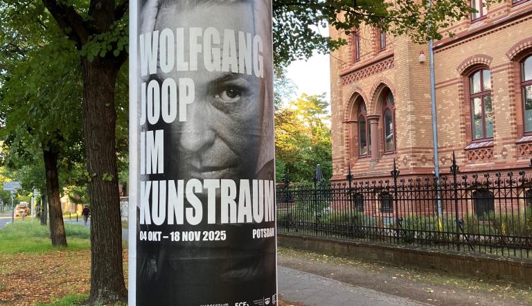 Litfaßsäule der Joop-Ausstellung in der Berliner Straße