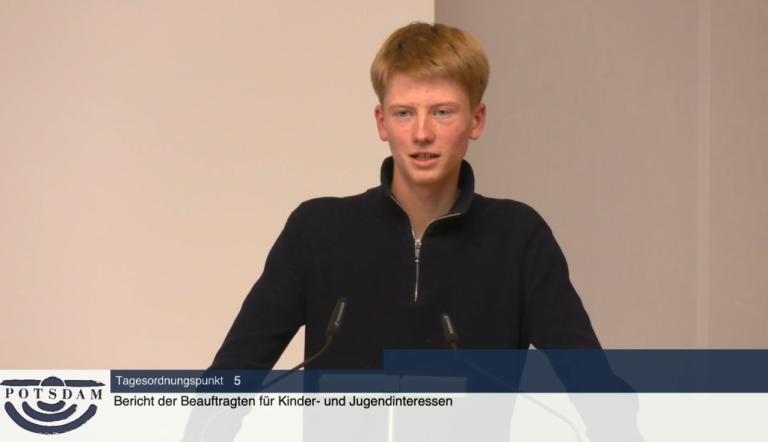Eric Ricken, Mitglied des Kinder - und Jugendbeirats, redet vor der Stadtverordnetenversammlung
