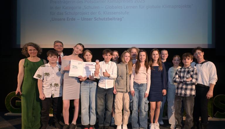 Schülerinnen, Schüler und Lehrerin der Grundschule Hanna von Pestalozza mit OBM Mike Schubert, Moderatorin Julia Vismann