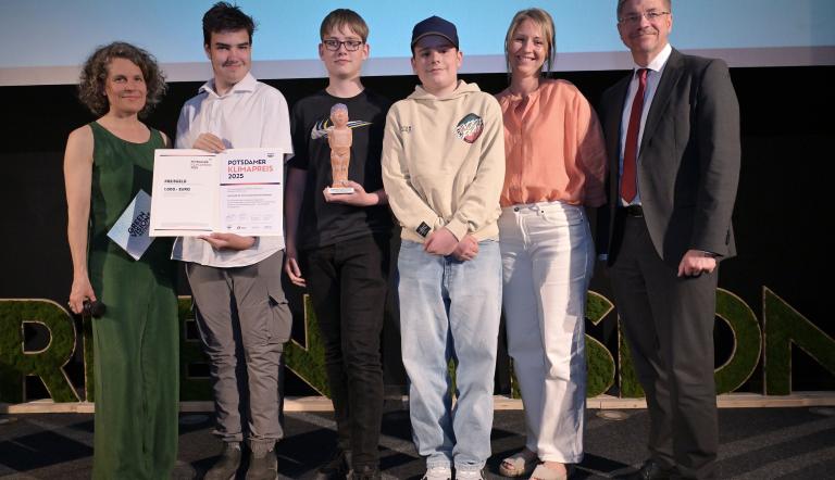 Schülerinnen, Schüler und Lehrerin der Leonardo-da-Vinci-Gesamtschule Potsdam mit OBM Mike Schubert, Moderatorin Julia Vismann