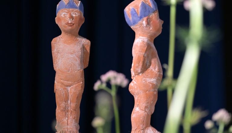 Klimapreis-Skulptur vor Blumen