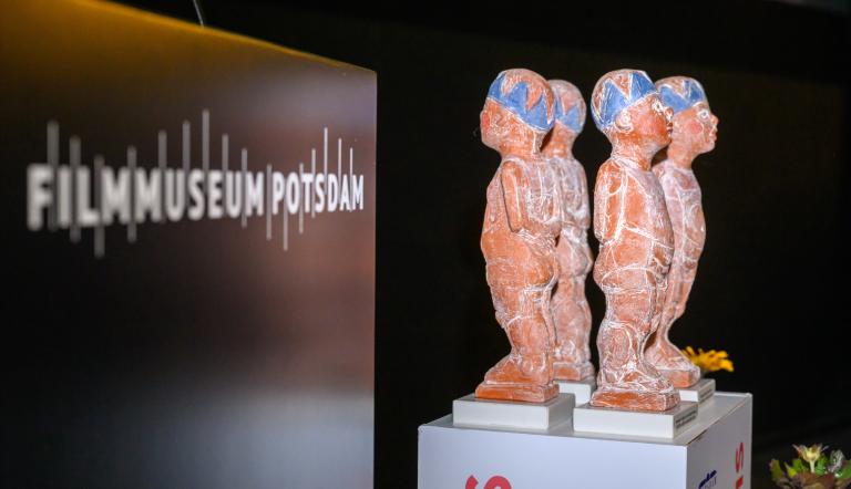 Skulpturen des Potsdamer Klimapreises bei der Verleihung 2024 im Potsdamer Filmmuseum