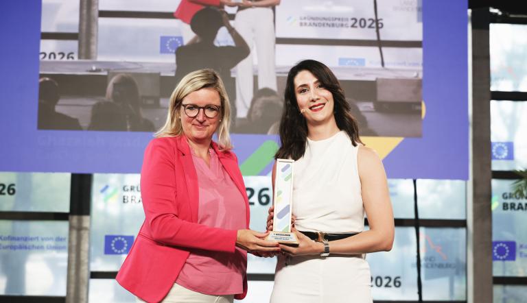 Btandenburgs Wirtschaftsministerin Martina Klement und Gewinnerin Ghazaleh Madani
