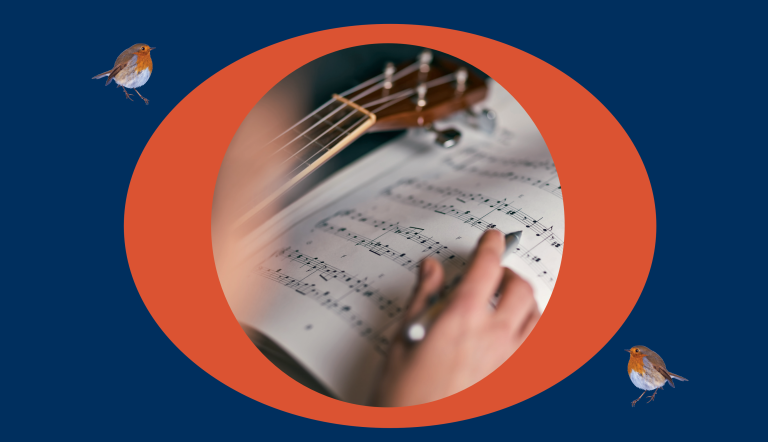 Musiklehre Vor blauem Hintergrund ist außer zwei Spatzen ein rundes Bild zu sehen. Es enthält eine kunstvolle Abbildung einer Hand mit Stift vor einer Notenseite und dem Hals einer Gitarre.