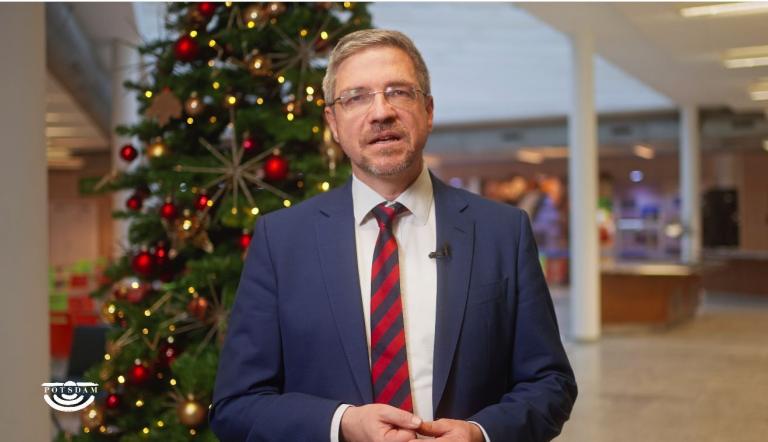 Oberbürgermeister Mike Schubert vor einem Weihnachtsbaum bei der Neujahrsansprache