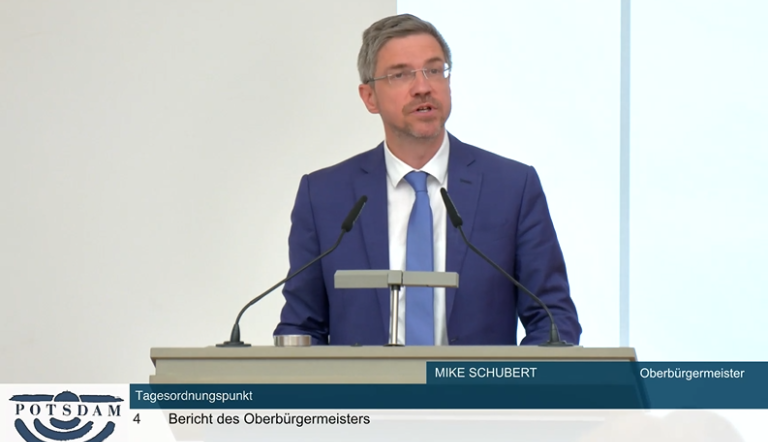 Oberbürgermeister Mike Schubert in der Sitzung der Stadtverordneten am 2. April 2025