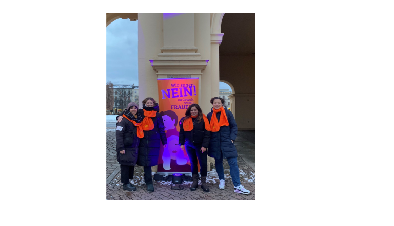 Vor einer Flagge "Wis sagen Nein zu Gewalt an Frauen" stehen Stefanie Buhr, Amanda Palenberg, Claudia Sprengel und Tina Denninger und schauen in die Kamera