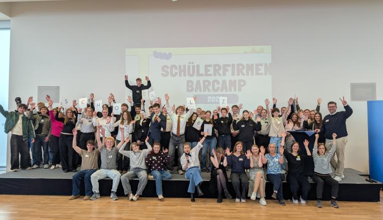 Schüler auf der Bühne im Havel-Saal der IHK Potsdam