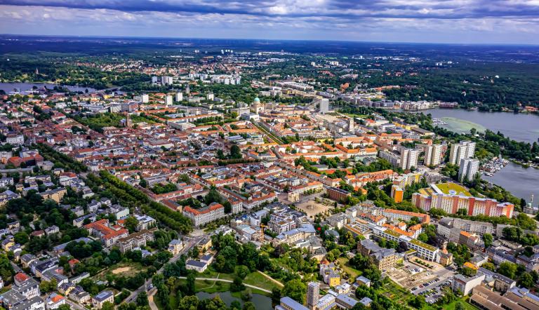 Das Farbfoto zeigt eine Luftaufnahme von Potsdam.