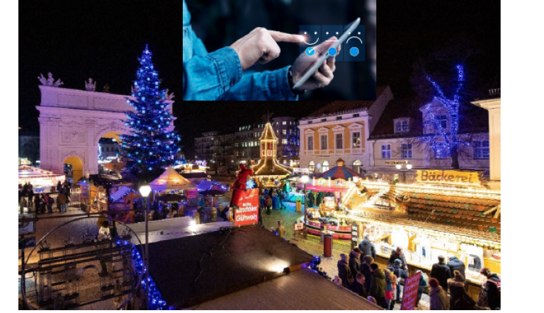Potsdamer Weihnachtsmarkt 'Blauer Lichterglanz' Blick auf den Weihnachtsmarkt in der Brandenburgischen Straße mit dem Brandenburger Tor und Weihnachtsbaum im Hintergrund, in festlich beleuchteter Abendstimmung, dazu eine Fotomontage mit einer Hand, die ein Tablet hält und einer anderen deren Finger auf das Tablet tippen