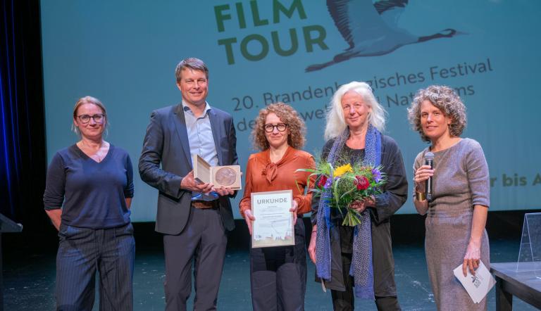 Preisverleihung Ökofilmtour 09-05-2025 - Klimaschutzpreis für "The Pickers" - Filmemacherinnen, Lars Schmäh (LHP), Moderatorin Julia Vismann