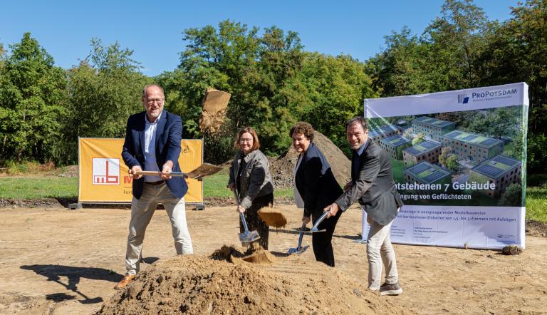 Bert Nicke (Geschäftsführer ProPotsdam), Sandra Jacob (Bereichsleiterin Neubau, ProPotsdam), Brigitte Meier (Beigeordnete für Ordnung, Sicherheit, Soziales und Gesundheit der Landeshauptstadt Potsdam) und Gregor Jekel (Leiter Fachbereich Wohnen, Arbeiten und Integration der Landeshauptstadt Potsdam) beim symbolischen Spatenstich am Bauort in Golm (v.l.n.r.)