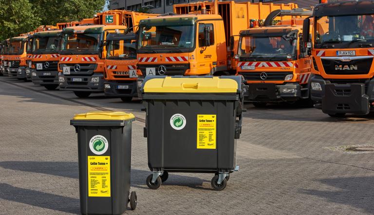 GT+ Behälter 240l & 1100l vor STEP Autos