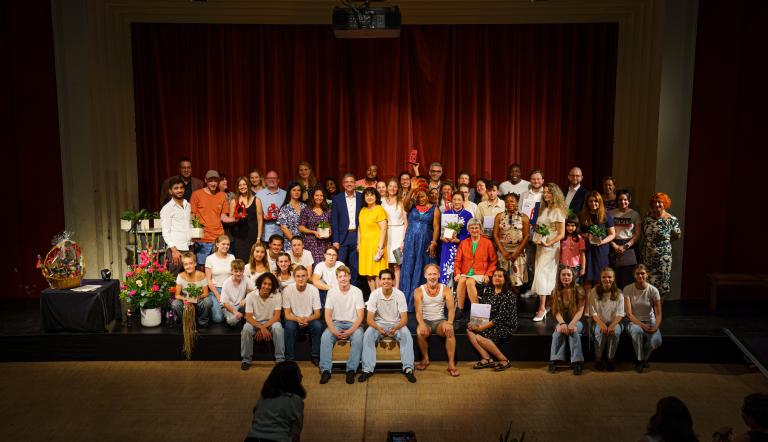 Integrationspreis der Landeshauptstadt Potsdam 2024 Gruppenbild. Alle Preisträger*innen, Schirmherr*innen und Bewerbende um den Integrationspreis der Landeshauptstadt Potsdam 2024 auf der Bühne