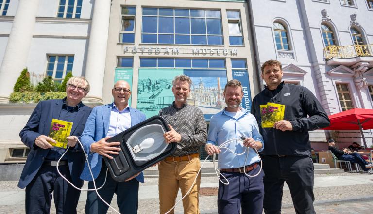 Übergabe der Relikte zu Ausstellung "Licht an!" vor dem Potsdam Museum mit Hannes Wittenberg, Stefan Dorendorf, Dr. Thomas Steller, Robert Leichsenring, Göran Böhm (v.l.)