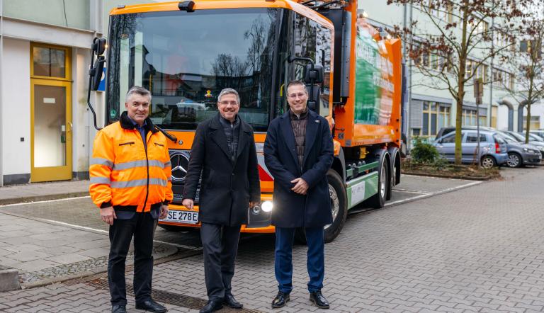 Oberbürgermeister Mike Schubert und die STEP-Geschäftsführer Florian Freitag und Burkhardt Greiff vor dem Fahrzeug.