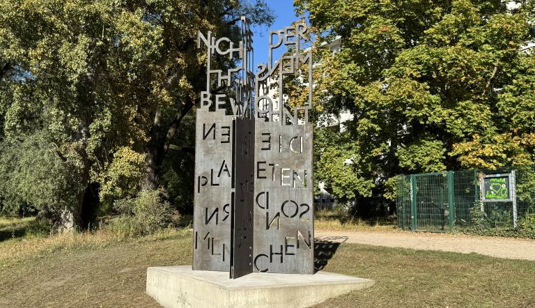 Bild einer Skulptur aus Cortenstahl welche neu im Rahmen des Walk of Mondern Art aufgestellt wurde