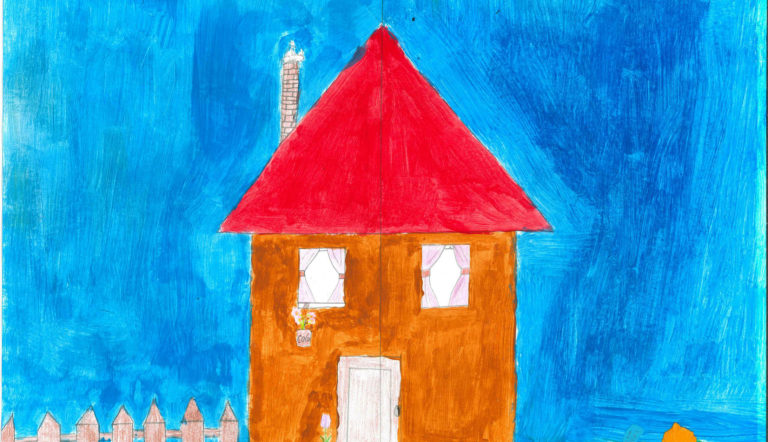 Ein braunes Haus mit einem roten Dach, auf einer Wiese. Links steht ein Zaun. Am Haus, beim linken Fenster hängt ein Blumetopf, ubgecycelt aus einer Cola-Flasche.
