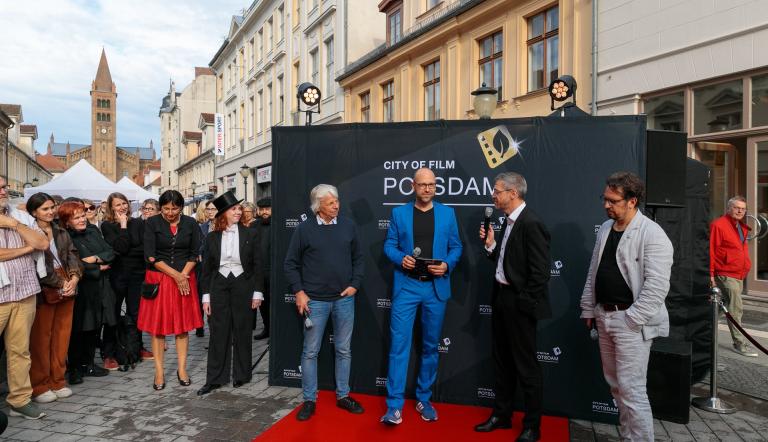 Mehrere Menschen bei der Eröffnung des Boulevard des Films
