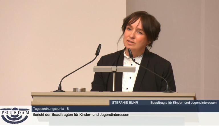 Stefanie Buhr, Beauftragte für Kinder- und Jugendinteressen der Landeshauptstadt Potsdam, spricht am Redepult während ihres Berichts in der Stadtverordnetenversammlung