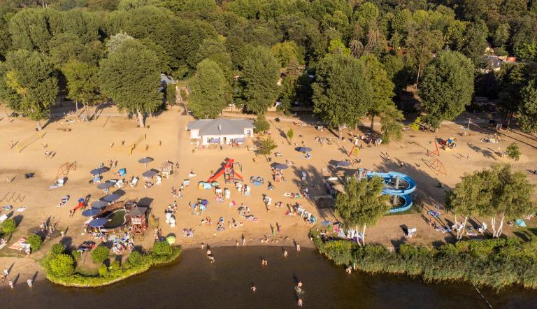 Das Waldbad Templin mit dem Sandstrand an der Havel, der Rutsche und den Liegewiesen aus der Luft fotografiert