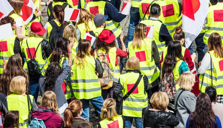 Menschen in gelben westen streiken