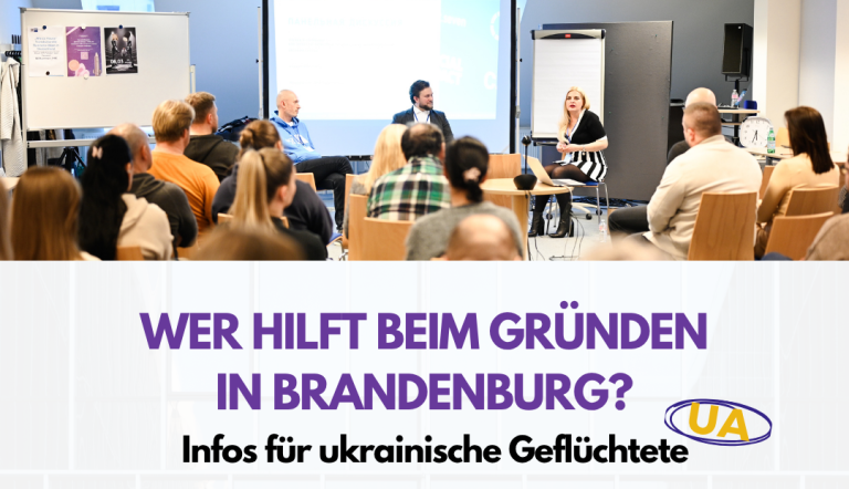 Menschen vor Publikum in der IHK Potsdam sowie Titel der Veranstaltung