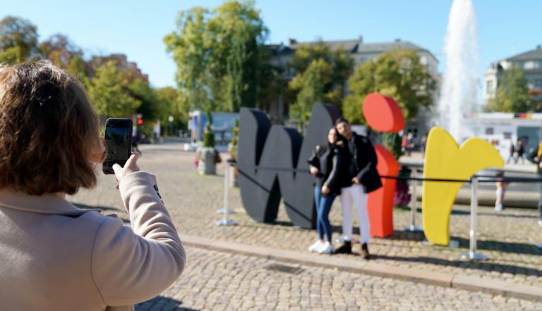 Ein farbiges "wir" auf dem Luisenplatz.