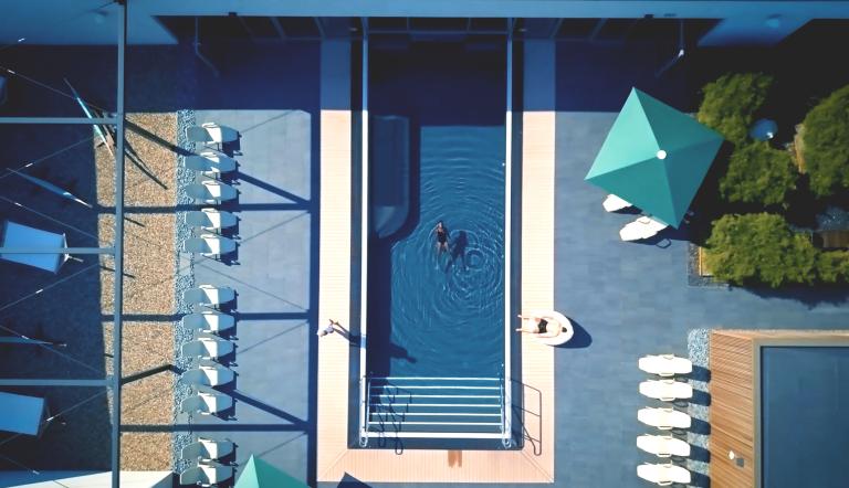 Der Outdoor-Saunabereich des blu aus der Vogelperspektive