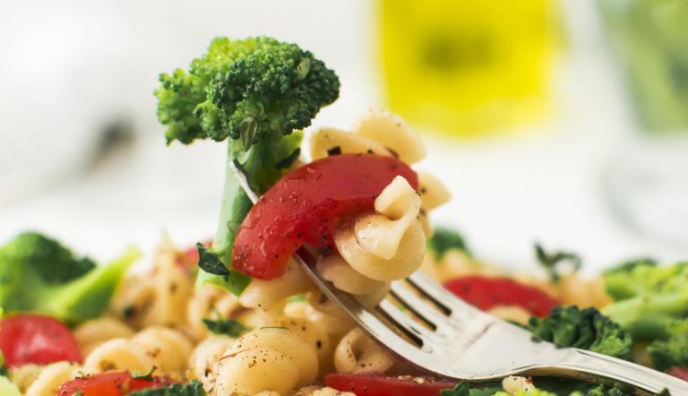 Essen mit Nudeln, Tomaten und Brokkoli