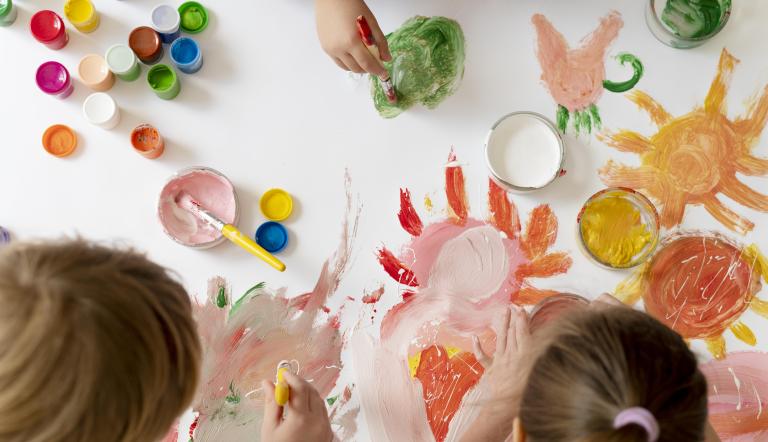 Kinder malen ein Bild