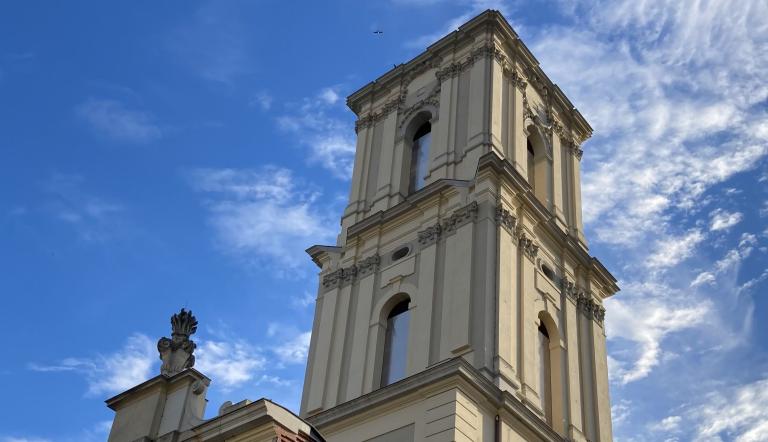 Turm der Garnisonkirche Potsdam Turm der Garnisonkirche Potsdam ragt in den blauen Himmel