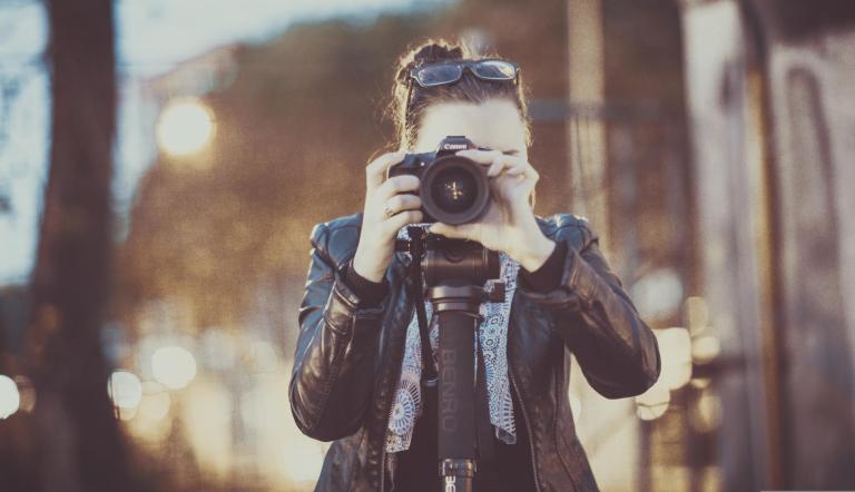 Fotografische Zeitreise Eine Frau macht ein Foto.