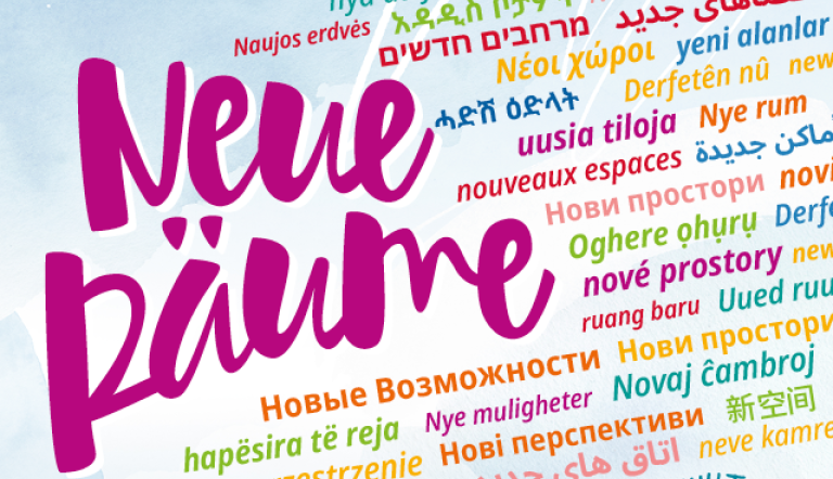 "Neue Räume" lautet das Motto der Interkulturellen Woche 2023. Das Motto ist in diversen Sprachen zu sehen.